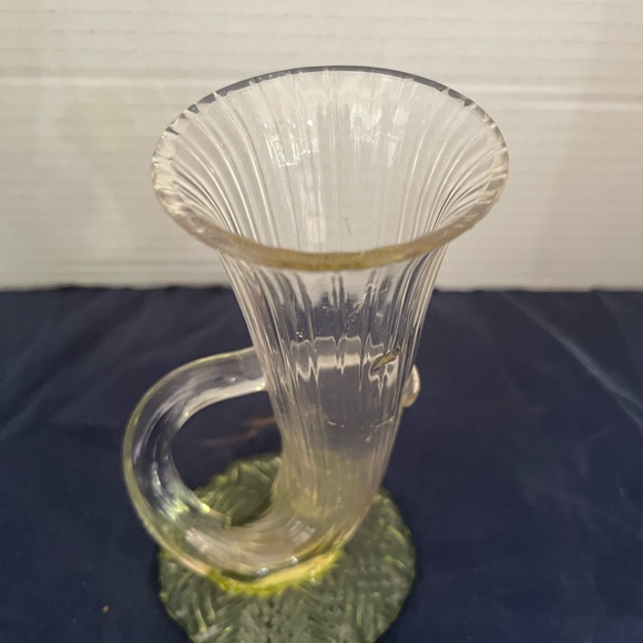 Elegant Clear Glass Horn Vase with vaseline uranium glass - Picture 3 of 12